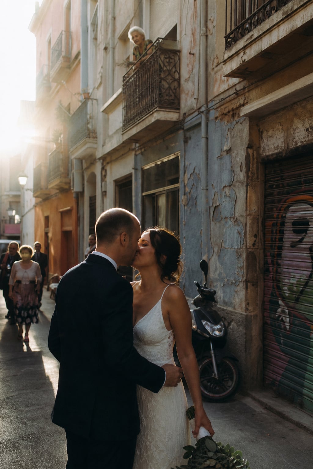 Couple kissing in a narrow street of Barrio del Carmen, Valencia